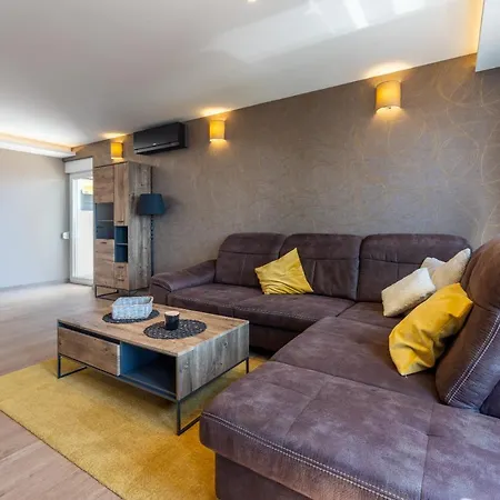 Dolly Lux Apartment