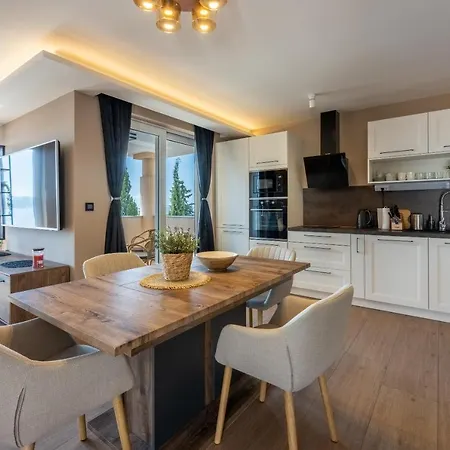 Dolly Lux 茨里克韦尼察